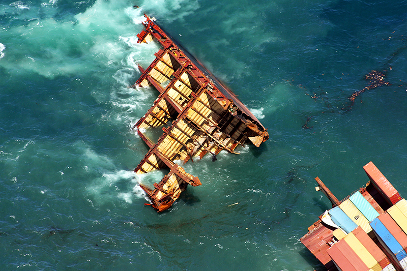 Rena : Container Ship Runs Aground : Tauranga : New Zealand : Personal Photo Projects :  Richard Moore Photography : Photographer : 